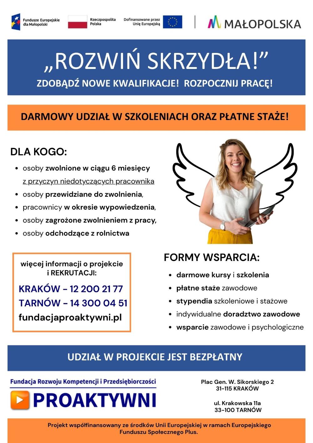 Plakat informacyjny projektu „Rozwiń skrzydła!” dla osób bezrobotnych lub zagrożonych utratą pracy. Oferuje darmowe kursy, płatne staże, doradztwo zawodowe i wsparcie psychologiczne. Udział bezpłatny. Kontakt: Kraków – 12 200 21 77, Tarnów – 14 300 04 51, fundacjaproaktywni.pl. Projekt Fundacji Proaktywni, współfinansowany przez Unię Europejską.