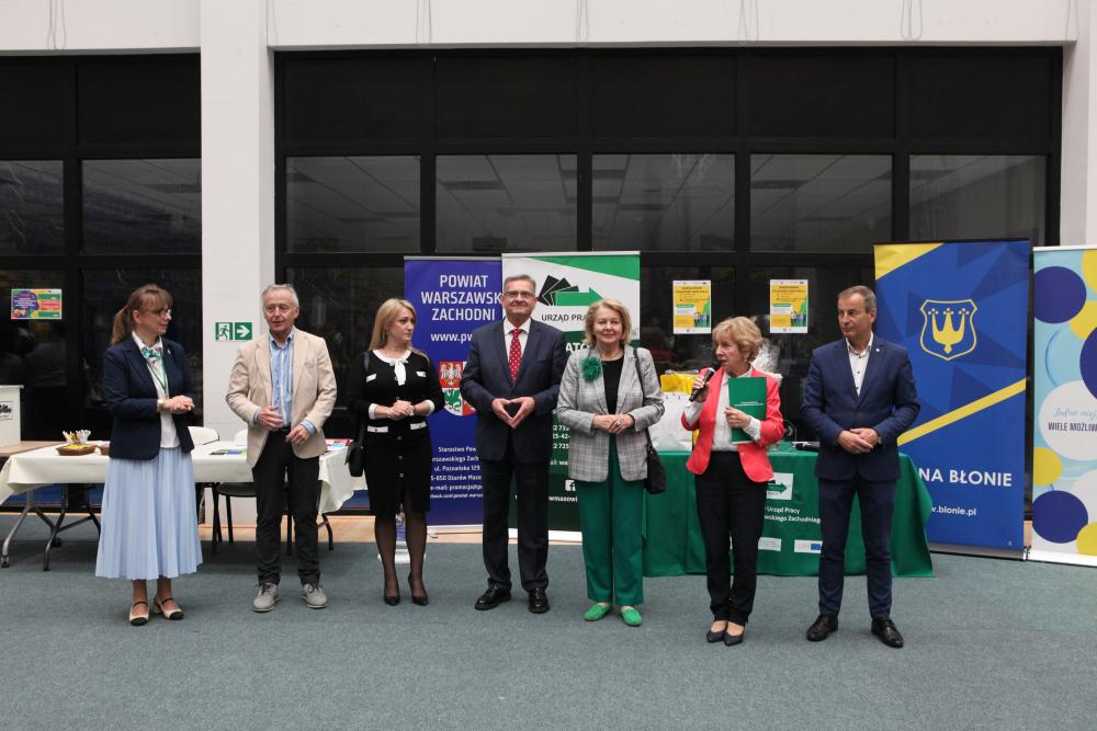 Otwarcie Targów Pracy. Na zdjęciu kolejno od lewej strony: Pani Aleksandra Cheda Zastępca Dyrektora Powiatowego Urzędu Pracy dla Powiatu Warszawskiego Zachodniego, Pan Włodzimierz Leduchowski Dyrektor Centrum Sportu i Rekreacji w Błoniu, Pani Urszula Tkacz II Zastępca Burmistrza Błonia, Pan Wojciech Białas Członek Zarządu Powiatu Warszawskiego Zachodniego, Pani Jolanta Stępniak Przewodnicząca Powiatowej Rady Rynku Pracy dla Powiatu Warszawskiego Zachodniego, Pani Anna Raszkiewicz Dyrektor Powiatowego Urzędu Pracy dla Powiatu Warszawskiego Zachodniego, Pan Zenon Reszka Burmistrz Błonia.
